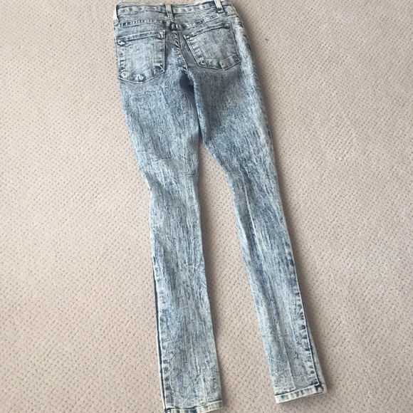 Distressed Hi-Waist Jeans - Picture 4 of 4